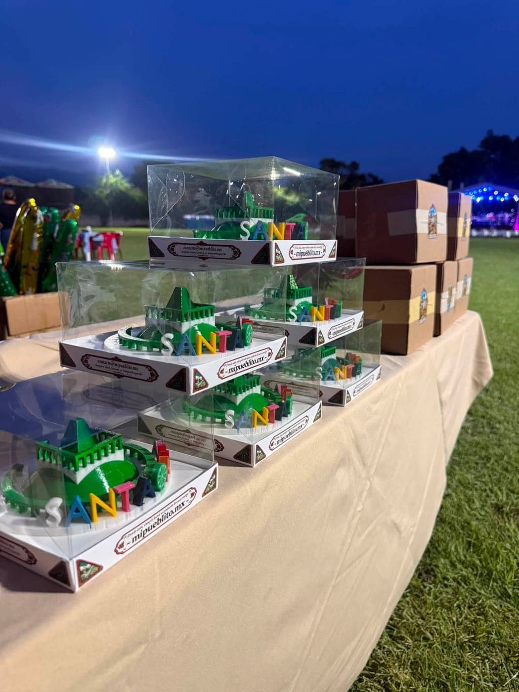 El stand de noche en las fiestas, con las piezas y las cajas de envío listas
